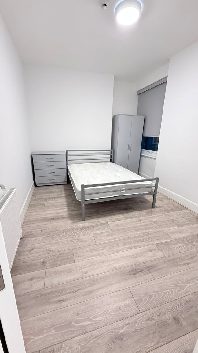 4 Doubke rooms close to all shops and transport  Main Photo