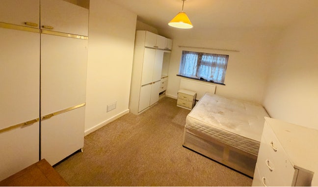 A spacious double bed room available in Barking  Main Photo