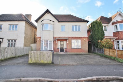 Beautiful 5 bed with parking in prime location Main Photo