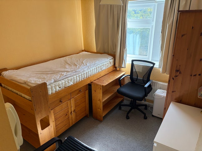 Small Single Room with communal Kitchen/diner Main Photo