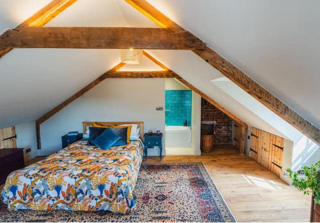 En-Suite Attic Room includes all bills & parking Main Photo