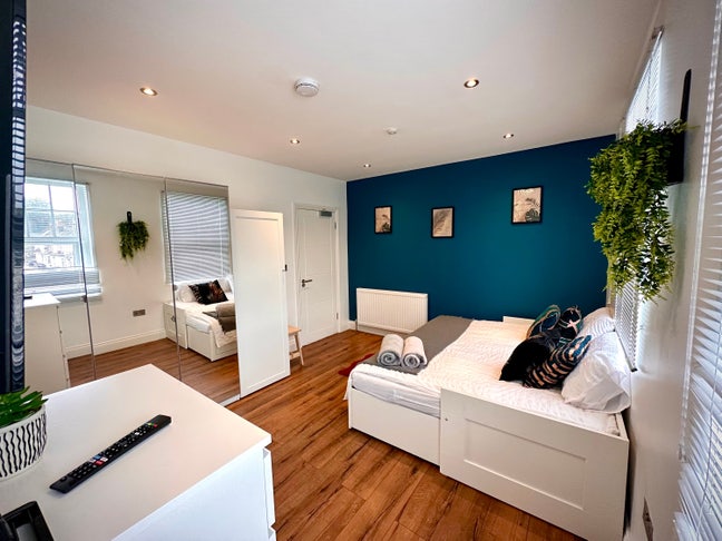 Extra Large EN SUITE Room to rent in South Croydon Main Photo