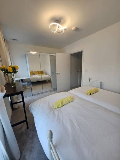 Fully Furnished Luxury Living - Station =5 minutes Main Photo