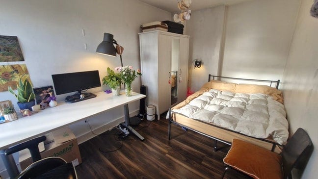 Sunny and Quiet room Main Photo