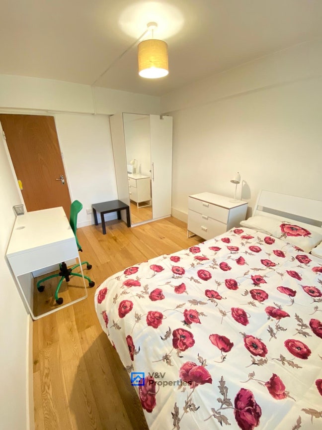 Clerkenwell – Girls Only! Available Now🌟 Main Photo