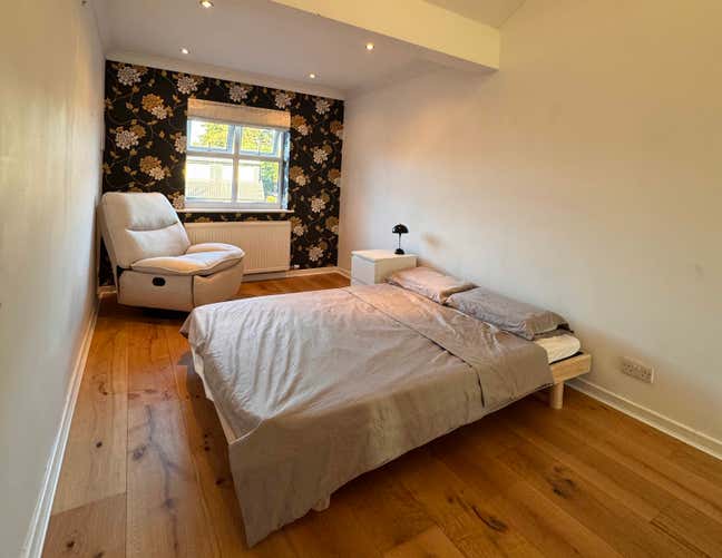 Short-Term En-Suite Double Room Wigan Main Photo