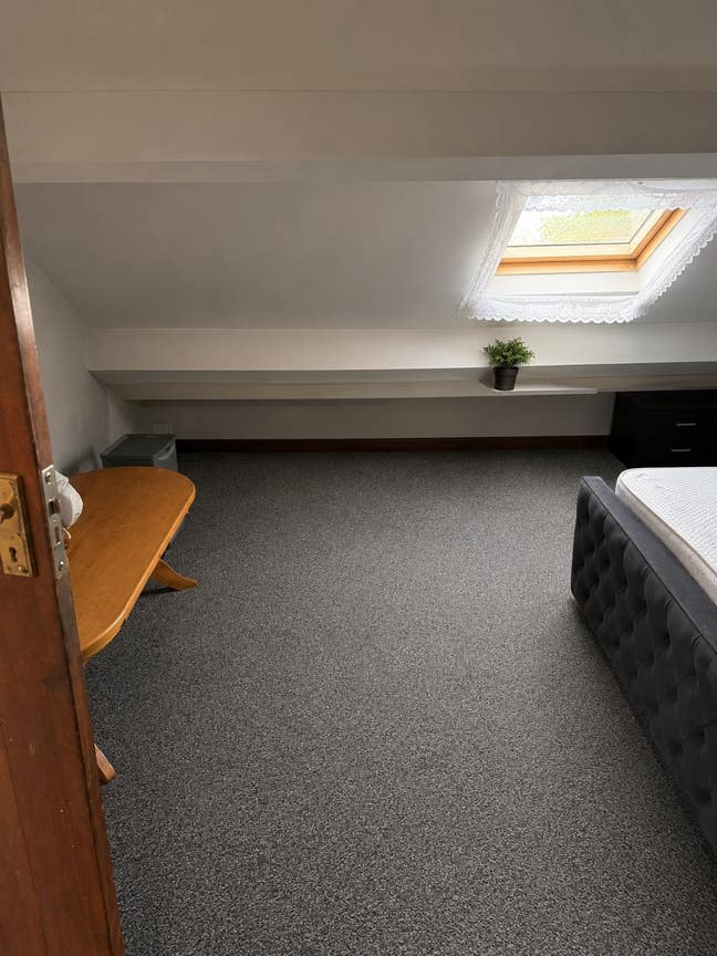 Room available on top of a takeaway  Main Photo