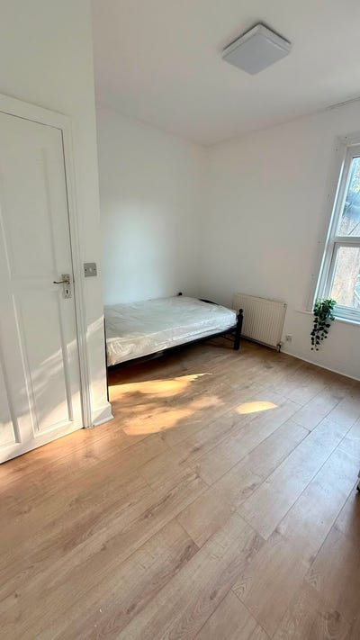3 beautiful double rooms in clean flat Main Photo