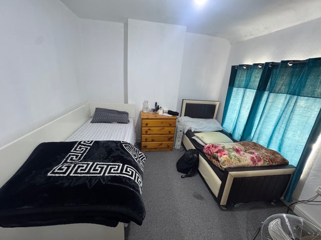 Single Bed Space and double beds rooms to let Main Photo