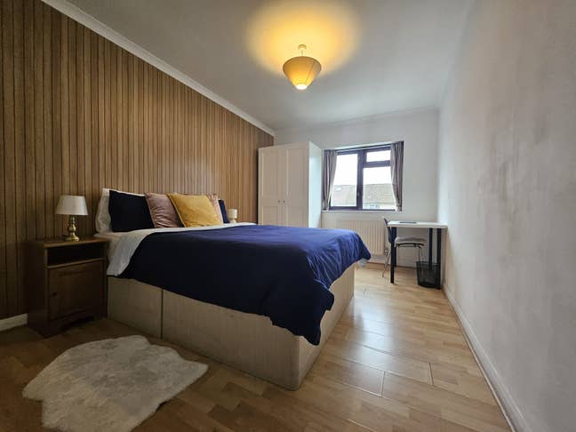 Large Double room - Heathrow/Stanwell Bills inc Main Photo