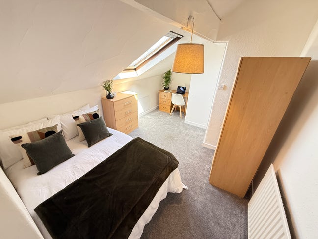Modern and spacious 2 bed in Burley! Main Photo