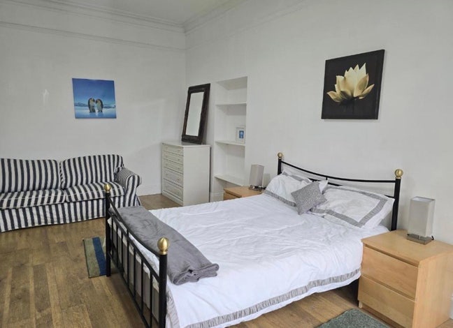 URGENT - Flatmate needed to fill room opening!  Main Photo