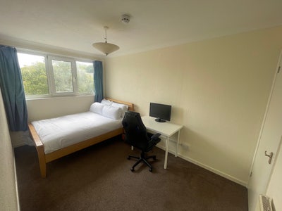 Large Double Room in Pin Green Stevenage Main Photo