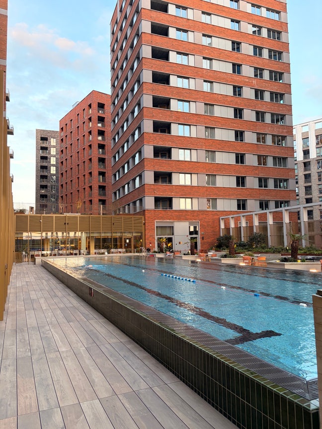 Room in Wandsworth Town | Gym, Pool, Roof Terrace Main Photo