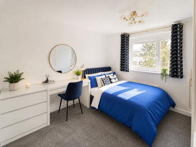 Spacious Double Room in Modern Shared House Main Photo