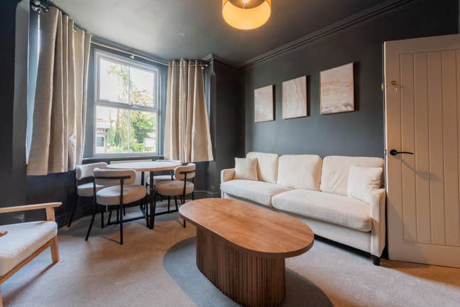 Amazing newly renovated, 5 mins walk from town  Main Photo