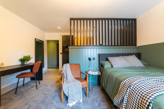 🍋 Large Studio with Ensuite - Best Location 🍋 Main Photo