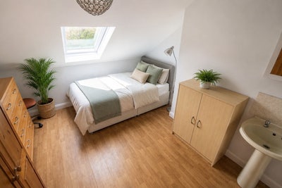 Modern Rooms on Popular Malone Avenue   Main Photo