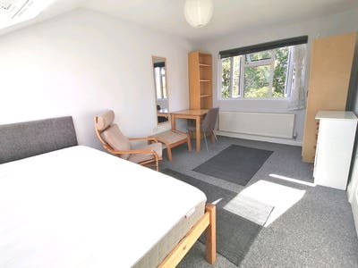 GREAT VALUE Spacious Loft Room Clean Modern Homely Main Photo