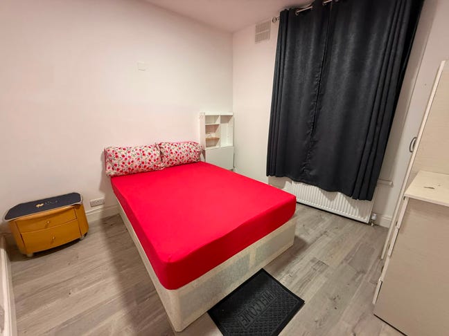 Large Double Room –  Mile End   Main Photo