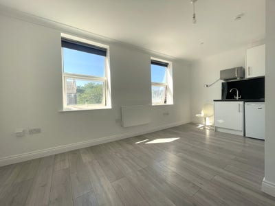 Bright Studio Flat in Catford, SE6 – &pound;1100 PCM Main Photo