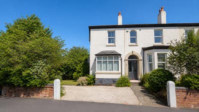 Delightful room available in Claremont Road Main Photo