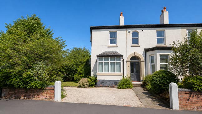 Delightful room available in Claremont Road Main Photo