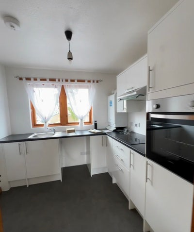 1 Double room available in a 2bed property Main Photo