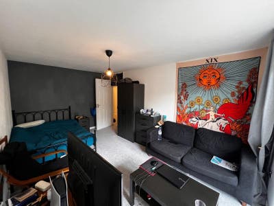 Spacious Double Bed. w. Balcony in Canary W. Main Photo