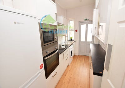 ✨Student House Close to University✨  Main Photo