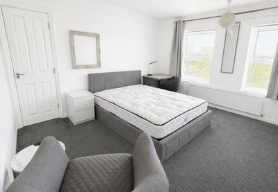 Double room in shared house bills incl central Main Photo