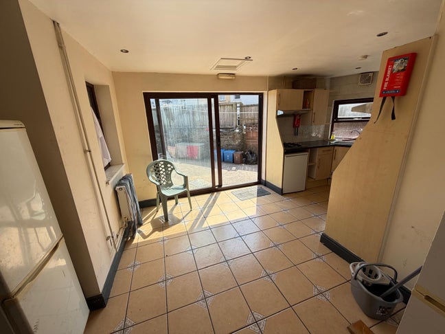 Rooms to rent in Thesiger Street Main Photo