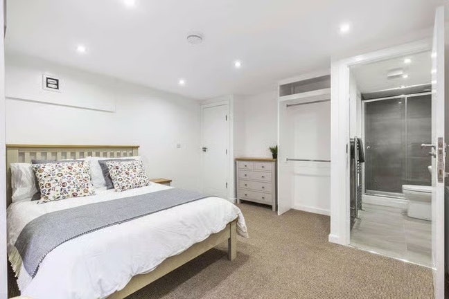 Spacious room with en-suite in Woodhouse, Leeds Main Photo