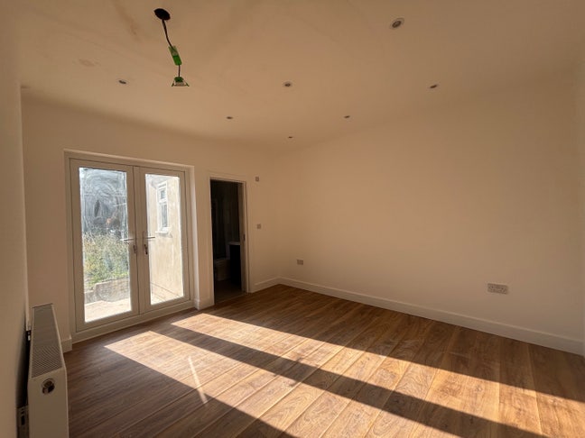 Amazing five bedroom house  Main Photo