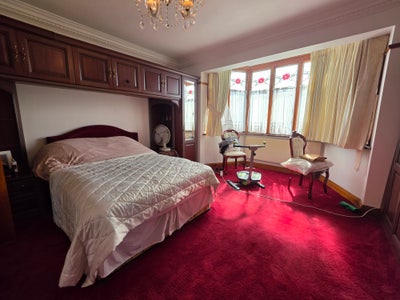 Spacious room with Private Bathroom & Living Room Main Photo
