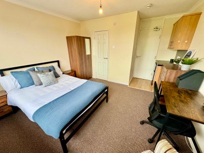 New! Double En-Suite Room - MK6  Main Photo