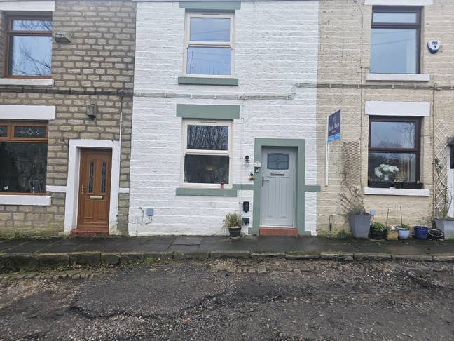 Very large double room in character home.  Main Photo