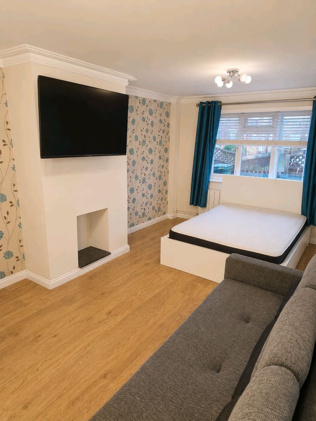 Large Furnished Room to Let – Bills Included Main Photo
