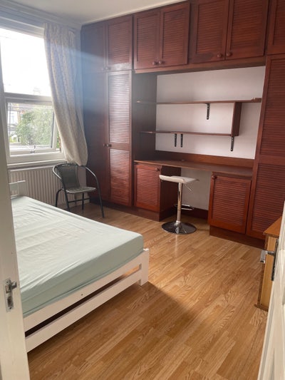Spacious Double Room in Newbury Park Main Photo