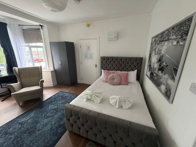 Studio flat in Hendon &pound;1450 all bills are included Main Photo