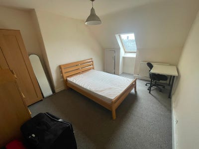 1 Room in 2 Bedroom Flat Available - Tollcross Main Photo
