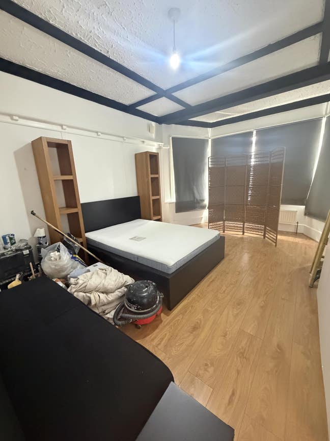 Huge Studio Minutes Away Overground in Northwest  Main Photo