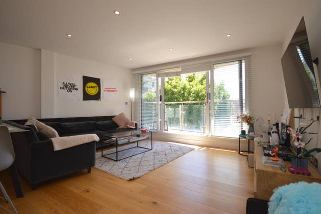 Spacious 2 Double Bedroom Apartment - E1 Main Photo