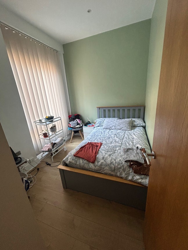 Short term room to let in cosy flat Main Photo