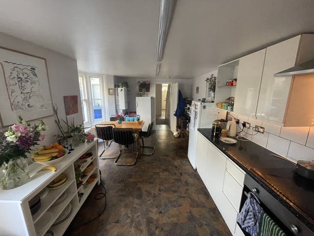 Downstairs Bedroom in a nice cosy social house Main Photo