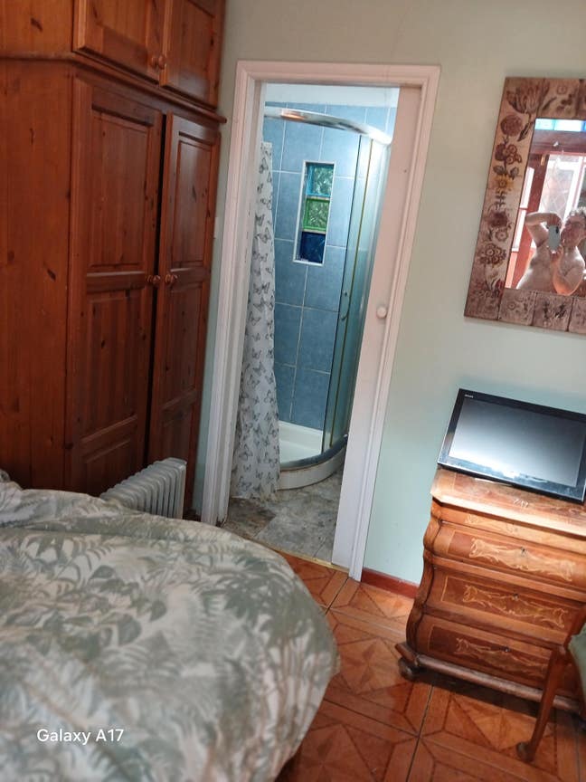 2 lovely rooms. Great location  Main Photo