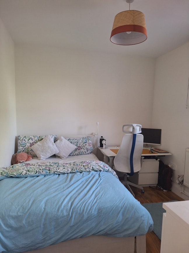 Double Room in White City Main Photo
