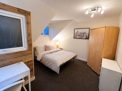 Room Near City Centre | Bills Inc Main Photo