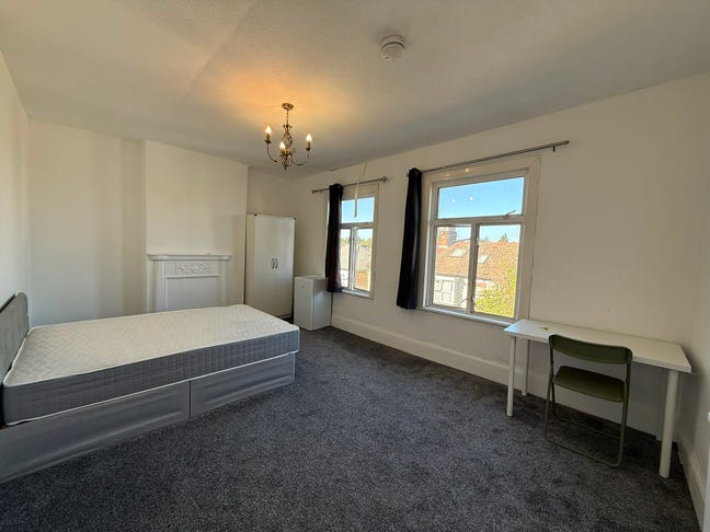 3 Doubles in Spacious Hanwell Flat Bills included Main Photo