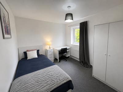 Spacious Single Room | Near City Centre | Bills In Main Photo